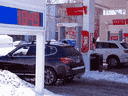 Des automobilistes font le plein dans une station-service à Montréal le 3 mars 2022.