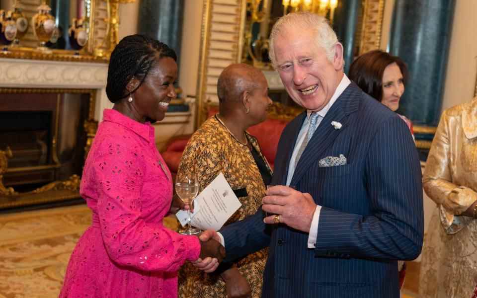 Le prince de Galles rencontre la présentatrice de télévision Diane Louise Jordan (à gauche) lors d'une réception au palais de Buckingham à Londres pour célébrer la diaspora du Commonwealth - Dominic Lipinski 