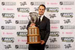 Auston Matthews des Maple Leafs de Toronto pose après avoir remporté le trophée commémoratif Calder (recrue de l'année) lors de la remise des prix et du repêchage d'expansion 2017 de la LNH au T-Mobile Arena le 21 juin 2017 à Las Vegas.  (Photo de Bruce Bennett/Getty Images)