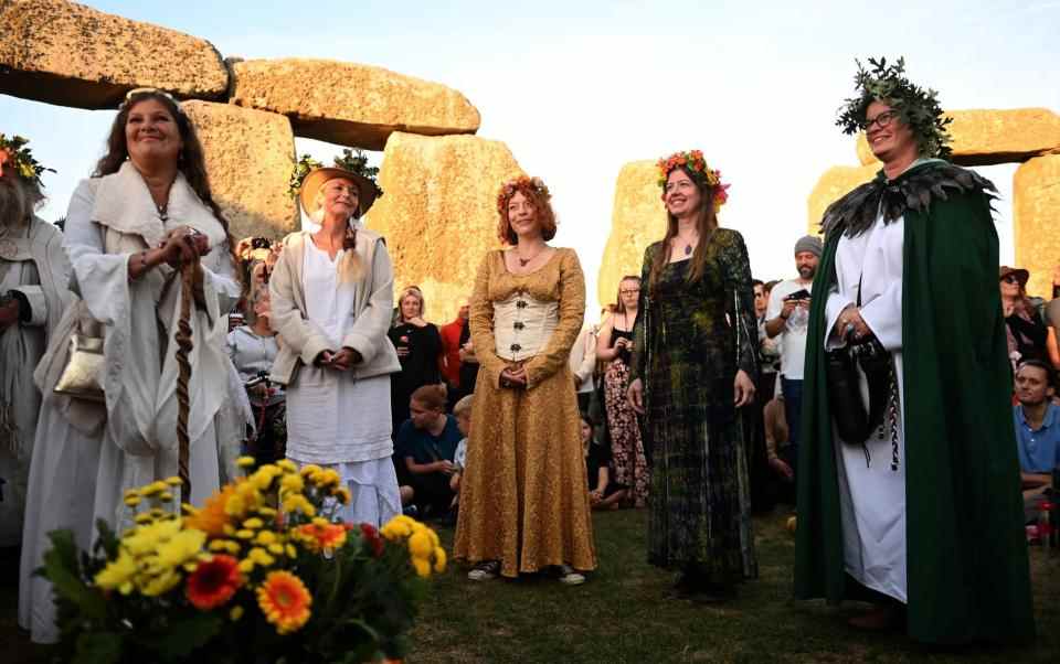 Les druides organisent une cérémonie lors des célébrations du solstice d'été à l'ancien monument de Stonehenge - NEIL HALL/EPA-EFE/Shutterstock
