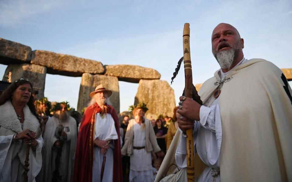 Les druides organisent une cérémonie lors des célébrations du solstice d'été à l'ancien monument de Stonehenge - NEIL HALL/EPA-EFE/Shutterstock