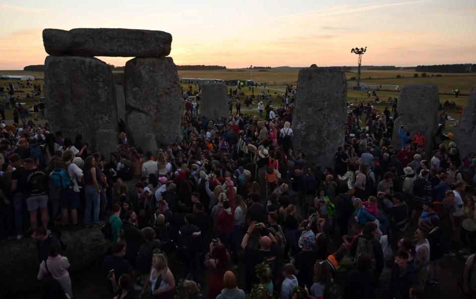 Une foule a afflué pour regarder le soleil se coucher à Stonehenge - JUSTIN TALLIS/AFP