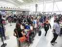 Plus de voyageurs font la queue au terminal 1 de l'aéroport Pearson de Toronto, le 9 mai 2022.