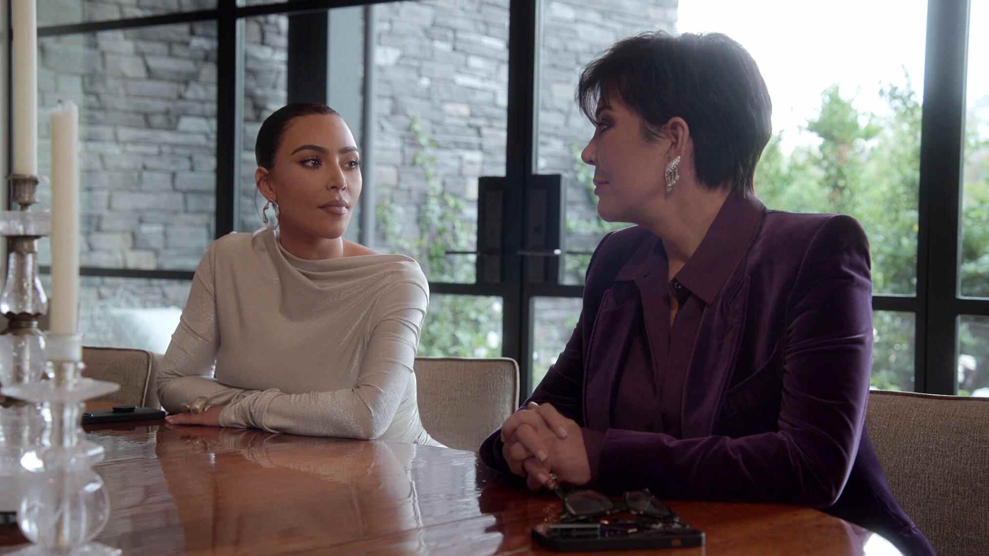 Kim Kardashian et Kris Jenner dans The Kardashians Saison 1 Episode 10