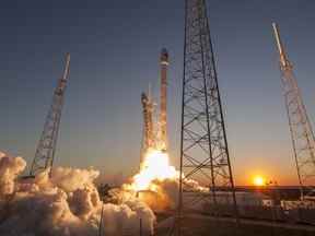 La fusée Falcon 9 de SpaceX décolle avec le satellite DSCOVR (Deep Space Climate Observatory).