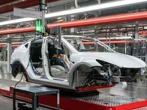 ars sont vus sur la chaîne de montage lors d'une visite de l'usine de fabrication Tesla Giga Texas à Austin, au Texas.