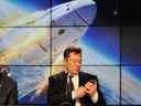 Elon Musk regarde son téléphone portable au Kennedy Space Center à Cap Canaveral, en Floride.
