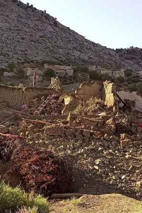 Cette photographie prise le 22 juin 2022 et reçue avec l'aimable autorisation de l'agence de presse gouvernementale afghane Bakhtar montre des maisons en terre effondrées à la suite d'un tremblement de terre dans le district de Gayan, dans la province de Paktika.  (Photo de l'agence de presse Bakhtar / AFP)