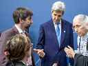 Le ministre fédéral de l'Environnement Steven Guilbeault, à gauche, et John Kerry, envoyé spécial du président américain pour le climat, s'entretiennent avec d'autres délégués lors d'une réunion des ministres de l'Énergie du G7 à Berlin, en Allemagne, le 26 mai 2022.