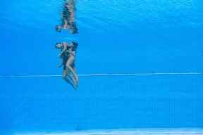 Anita Alvarez, des États-Unis, est récupérée du fond de la piscine par un membre de l'équipe après un incident, lors de la finale féminine de natation artistique libre en solo lors des Championnats du monde aquatiques de Budapest 2022 au complexe de natation Alfred Hajos à Budapest le 22 juin 2022. (Photo par Oli SCARFF / AFP)