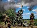 Des soldats ukrainiens tirent un obus avec un obusier M777 près d'une ligne de front dans la région de Donetsk, le 6 juin 2022. Il est clair que ce que les Ukrainiens veulent vraiment de l'Occident, ce sont plus de gros canons.