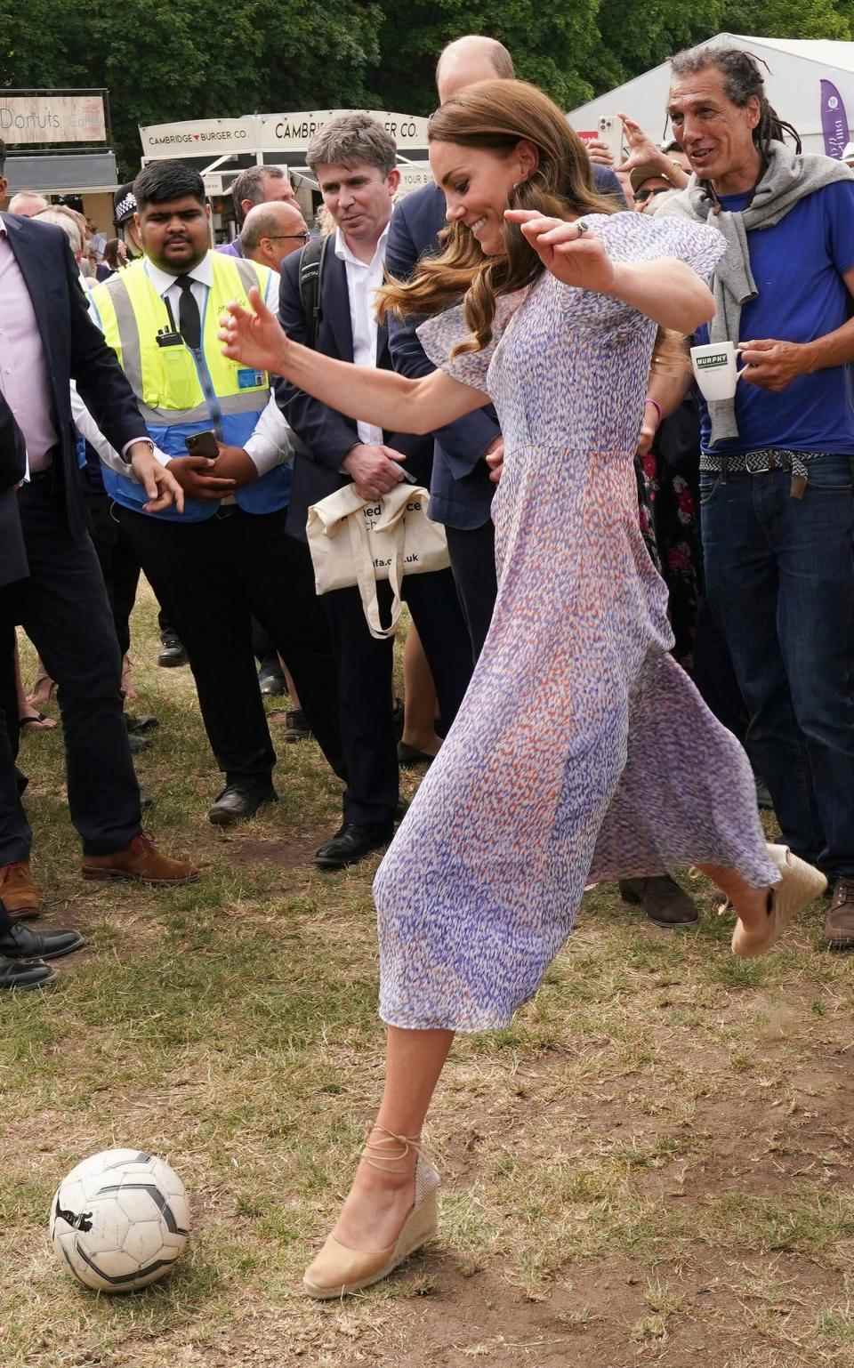 La britannique Kate, duchesse de Cambridge, joue au football lors d'une visite à la journée du comté de Cambridgeshire - Paul Edwards 
