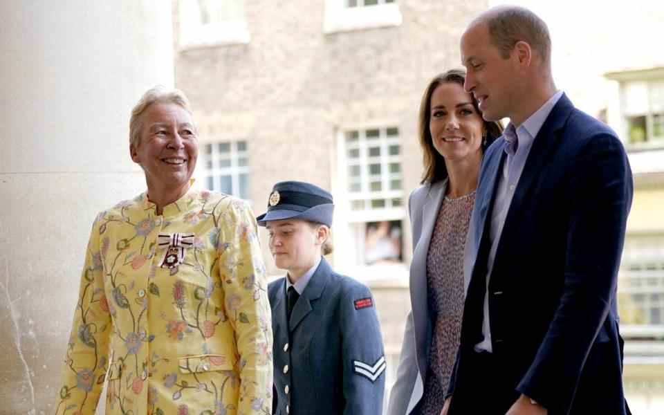 Cambridges dévoile son premier portrait officiel pour célébrer ses 10 ans en tant que duc et duchesse – Joe Giddens / PA