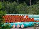 Des morceaux du projet Trans Mountain Pipeline se trouvent dans un lot de stockage à l'extérieur de Hope, en Colombie-Britannique