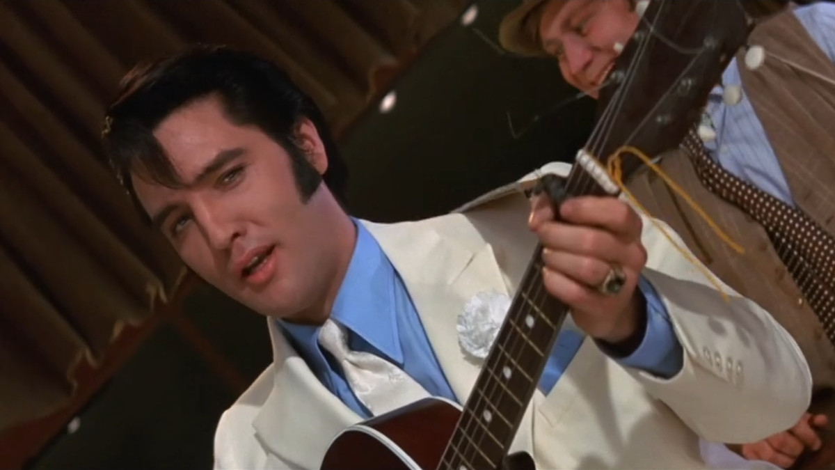 Elvis joue de la guitare dans The Trouble With Girls.