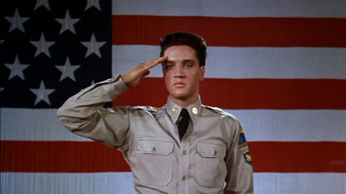 Elvis salue devant un drapeau américain dans GI Blues.