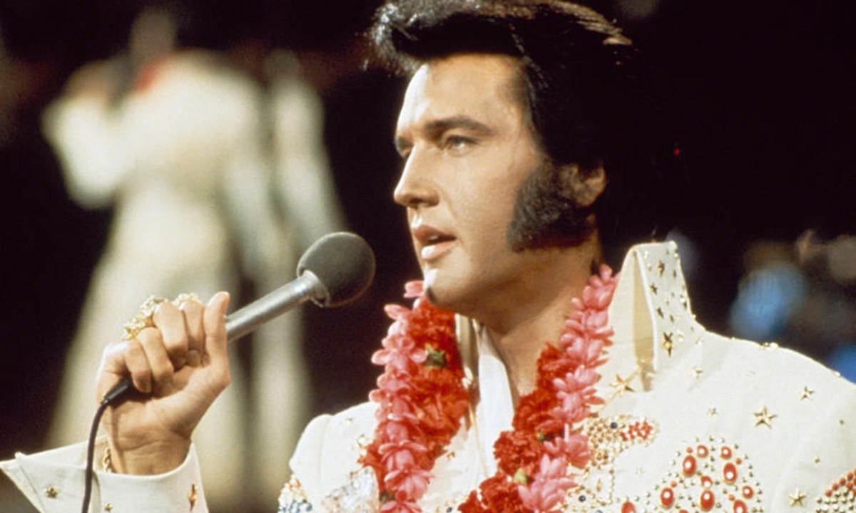Elvis Presley chante en portant un lei dans Aloha From Hawaii: Live in Honolulu.