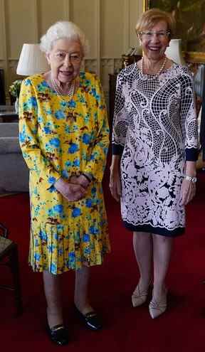 La reine Elizabeth pose pour des photos avec la gouverneure de la Nouvelle-Galles du Sud Margaret Beazley (à droite), lors d'une audience au château de Windsor, à Windsor, le 22 juin 2022. (Photo par ANDREW MATTHEWS/POOL/AFP via Getty Images)