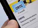 Une personne accède à une page de médias sociaux du Conseil de la radiodiffusion et des télécommunications canadiennes (CRTC).  