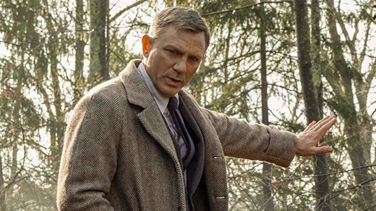 Daniel Craig tend la main en tant que Benoit Blanc dans Knives Out