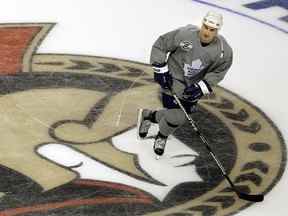 Alexander Mogilny des Maple Leafs de Toronto patine sur la glace du centre des Sentors d'Ottawa lors d'un patin optionnel au Centre Corel le mardi 13 avril 2004.