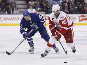 Henrik Zetterberg des Wings est poursuivi par Connor Brown alors que les Maple Leafs accueillent les Red Wings de Detroit à Toronto le mardi 7 mars 2017. Michael Peake/Toronto Sun/Postmedia Network