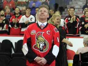 L'ancien joueur des Sénateurs d'Ottawa, Daniel Alfredsson, regarde une bannière avec son chandail à la retraite numéro 11, est hissée jusqu'aux chevrons à Ottawa, le jeudi 29 décembre 2016.