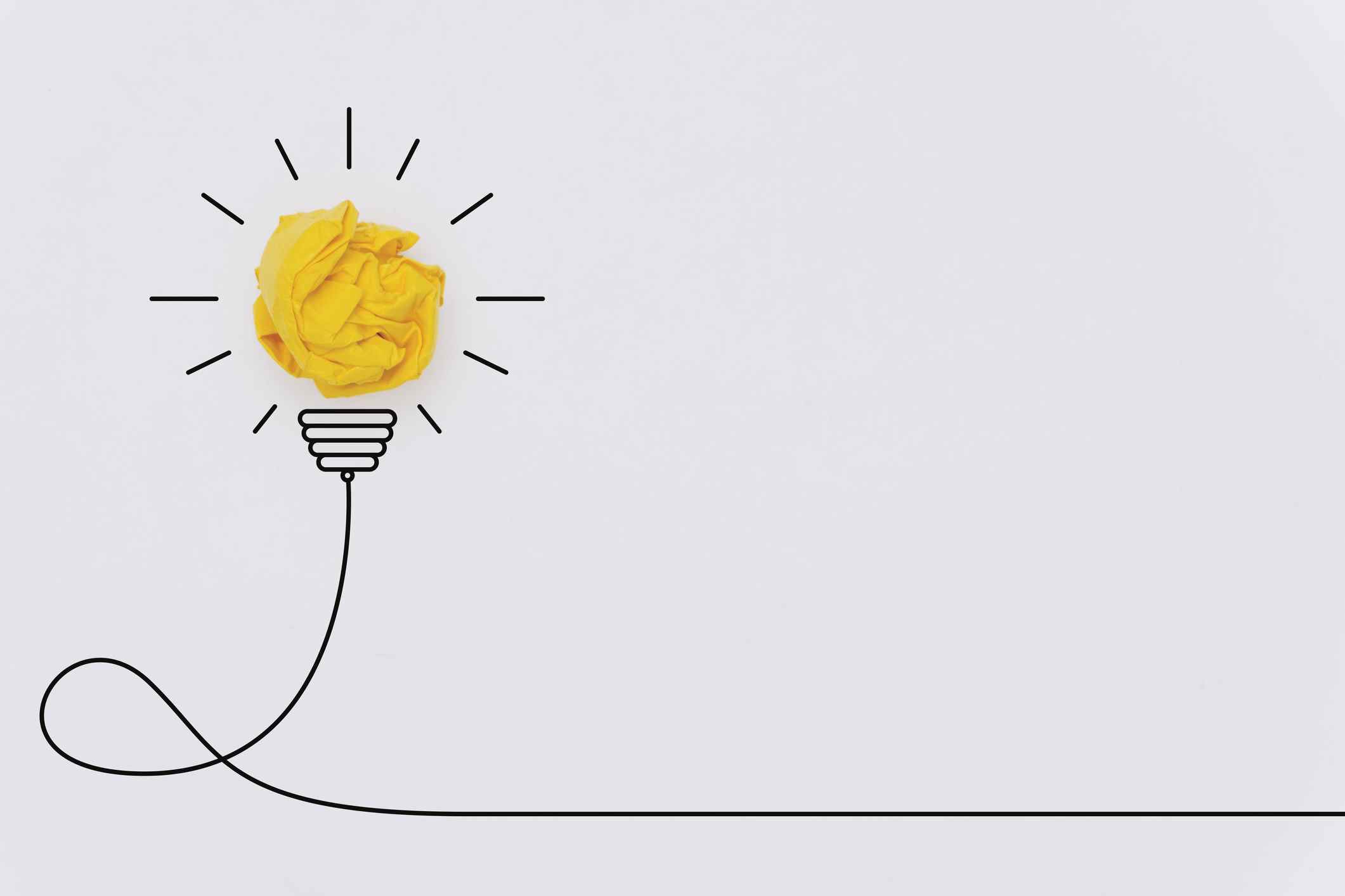 Dessin d'ampoule fabriqué à partir de boule de papier froissé jaune;  conseils de présentation aux investisseurs