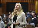 La ministre des Sports Pascale St-Onge se lève pendant la période des questions à la Chambre des communes sur la colline du Parlement à Ottawa le jeudi 10 février 2022.