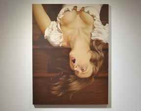 Falling Woman d'Anna Weyant exposée chez Sotheby's.  Les personnages de Weyant sont souvent lourds de clivage ou de mèches de cheveux fluides.