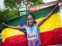 Gelete Burka a été la première femme à franchir la ligne d'arrivée du marathon le 27 mai 2018. Elle a établi un record de l'événement sur le chemin de la victoire.