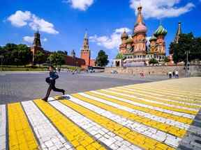 Un officier russe traverse la place devant la cathédrale Saint-Basile près du Kremlin à Moscou, le 25 juin 2022.