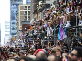 Les spectateurs admirent la vue depuis les échafaudages pour le défilé de la fierté de Toronto alors qu'il revient après une interruption de deux ans au centre-ville de Toronto, en Ontario.  le dimanche 26 juin 2022. Ernest Doroszuk/Toronto Sun/Postmedia