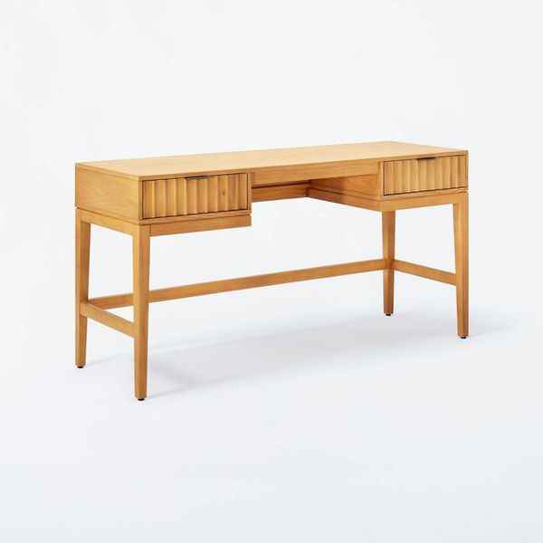Threshold conçu avec Studio McGee Thousand Oaks Wood Festoned Desk