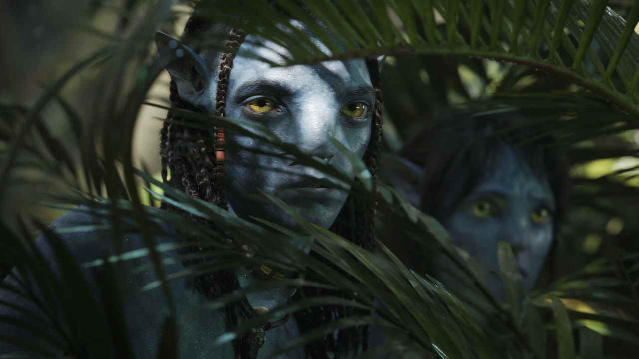 Jake Sully scrutant les plantes dans Avatar : la voie de l'eau