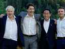 Le Premier ministre britannique Boris Johnson, le Premier ministre canadien Justin Trudeau, le Premier ministre japonais Fumio Kishida et le président français Emmanuel Macron posent pour une photo à côté d'un banc où la chancelière allemande Angela Merkel et le président américain Barack Obama ont été photographiés lors d'un sommet du G7 en 2015, lors de la première journée du sommet des dirigeants du G7 au château bavarois Schloss Elmau, près de Garmisch-Partenkirchen, Allemagne, le 26 juin 2022. 
