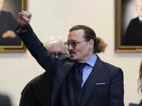 Johnny Depp fait signe aux spectateurs devant le tribunal après avoir clôturé les plaidoiries au palais de justice du comté de Fairfax à Fairfax, en Virginie, le vendredi 27 mai 2022.