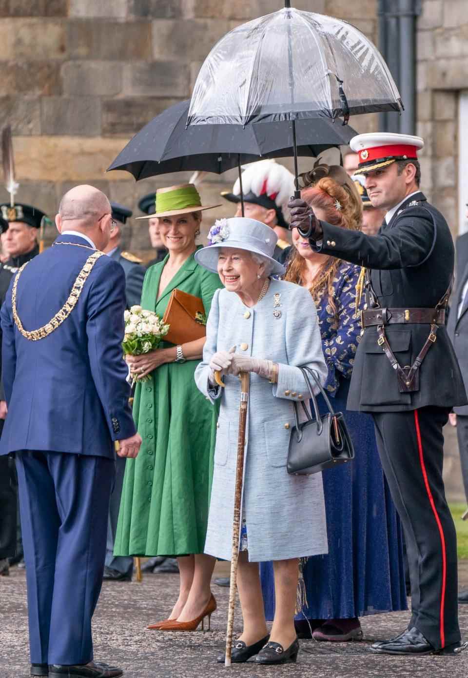 La reine rayonnait malgré la pluie, alors qu'elle était accompagnée du comte et de la comtesse de Wessex - Jane Barlow 