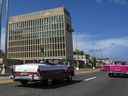 DOSSIER - Des touristes montent des voitures décapotables classiques sur le Malecon à côté de l'ambassade des États-Unis à La Havane, Cuba, le 3 octobre 2017. Le Département d'État se prépare à indemniser les victimes de mystérieuses lésions cérébrales familièrement appelées 