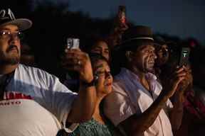 Des spectateurs se rassemblent sur les lieux où des personnes ont été retrouvées mortes à l'intérieur d'un camion remorque à San Antonio, Texas, États-Unis, le 27 juin 2022. REUTERS/Kaylee Greenlee Beal