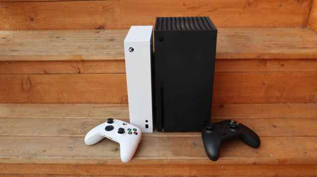 La Xbox Series S de Microsoft (à gauche), à ​​côté de sa Xbox Series X (à droite).