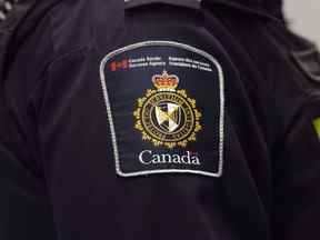 Un agent des Services frontaliers du Canada monte la garde à l'aéroport international Pearson de Toronto le mardi 8 décembre 2015.