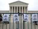 Des pancartes pro-choix sont accrochées à une barricade de la police devant le bâtiment de la Cour suprême des États-Unis le 3 mai 2022 à Washington, après qu'un projet de décision de justice concernant le droit à l'avortement a été divulgué aux médias.