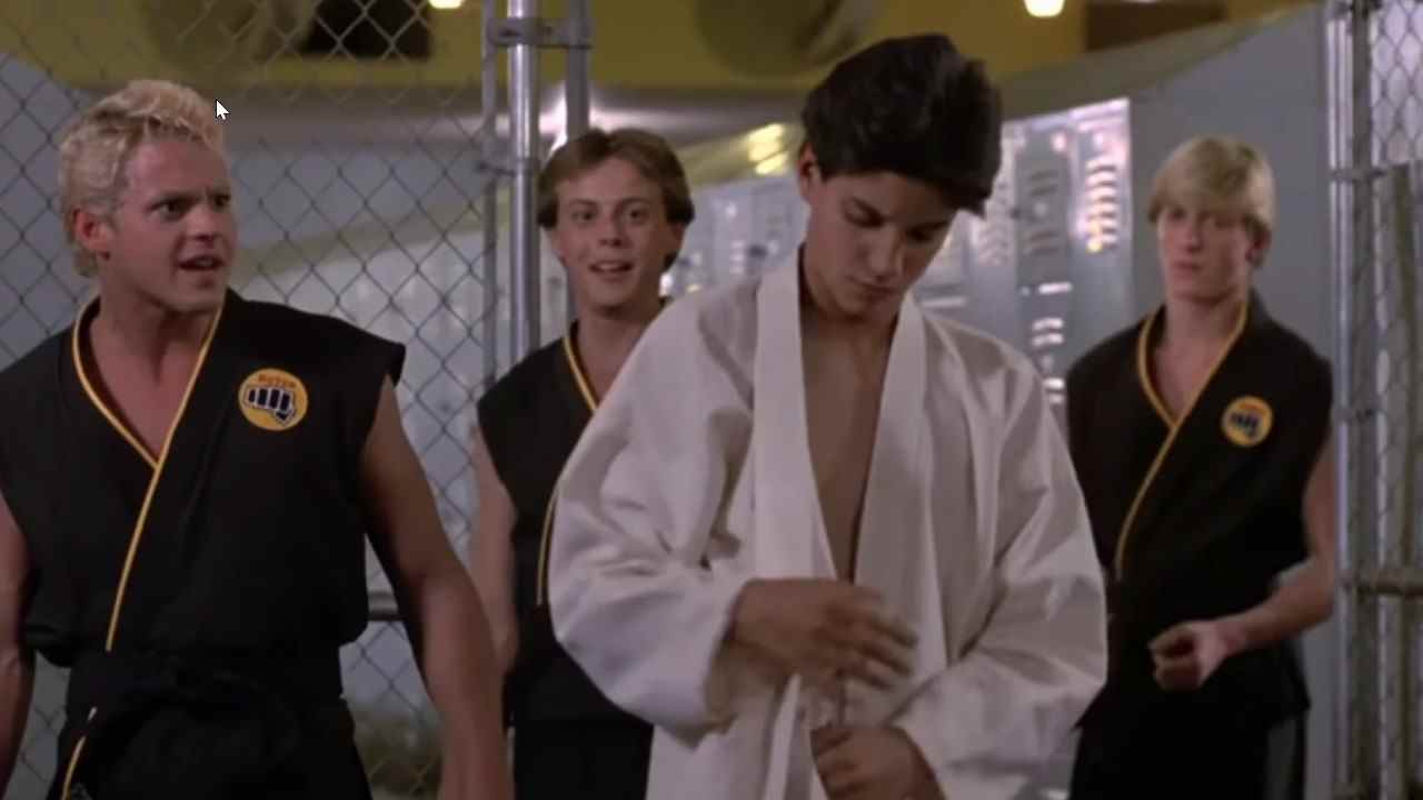 Daniel et les intimidateurs Cobra Kai dans The Karate Kid