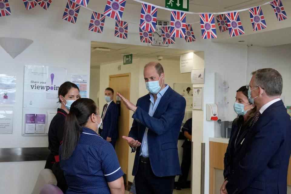 Le prince William s'entretient avec des membres du personnel lors de sa visite à l'hôpital Royal Marsden, qui a soigné Dame Deborah, en mai 2022. (Getty Images)