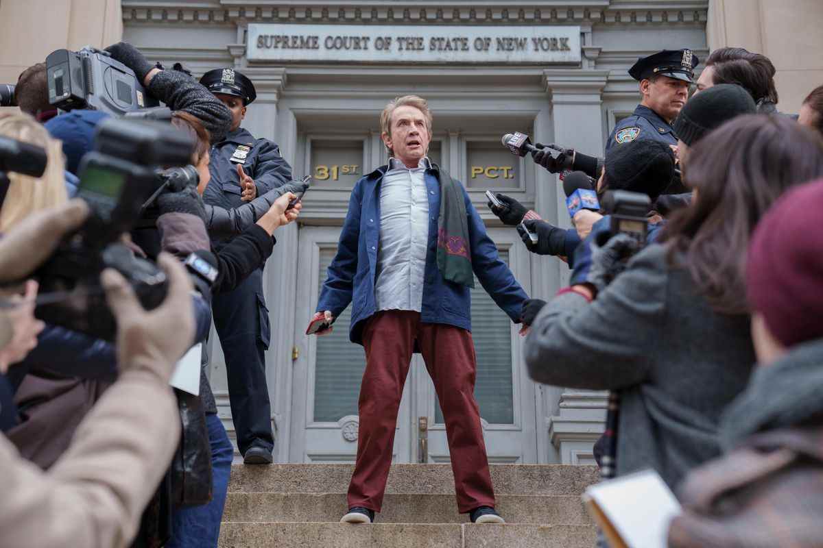 Martin Short, dans le rôle d'Oliver, se délecte de l'attention des journalistes sur les marches de la Cour suprême de New York dans Only Murders in the Building saison 2