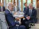 Le premier ministre Justin Trudeau se joint au premier ministre italien Mario Draghi, au président américain Joe Biden, au président français Emanuel Macron et au chancelier allemand Olaf Scholz autour de la table pour la première session plénière du sommet du G7 à Elmau, en Allemagne, le dimanche 26 juin 2022.