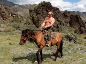 Le Premier ministre russe Vladimir Poutine monte à cheval dans la région de Tuva, dans le sud de la Sibérie, le 3 août 2009. RIA Novosti/Pool/Alexei Druzhinin/ Reuters File