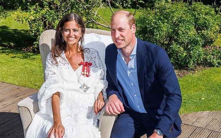 Le prince William remet une médaille de dame à Deborah James à la maison