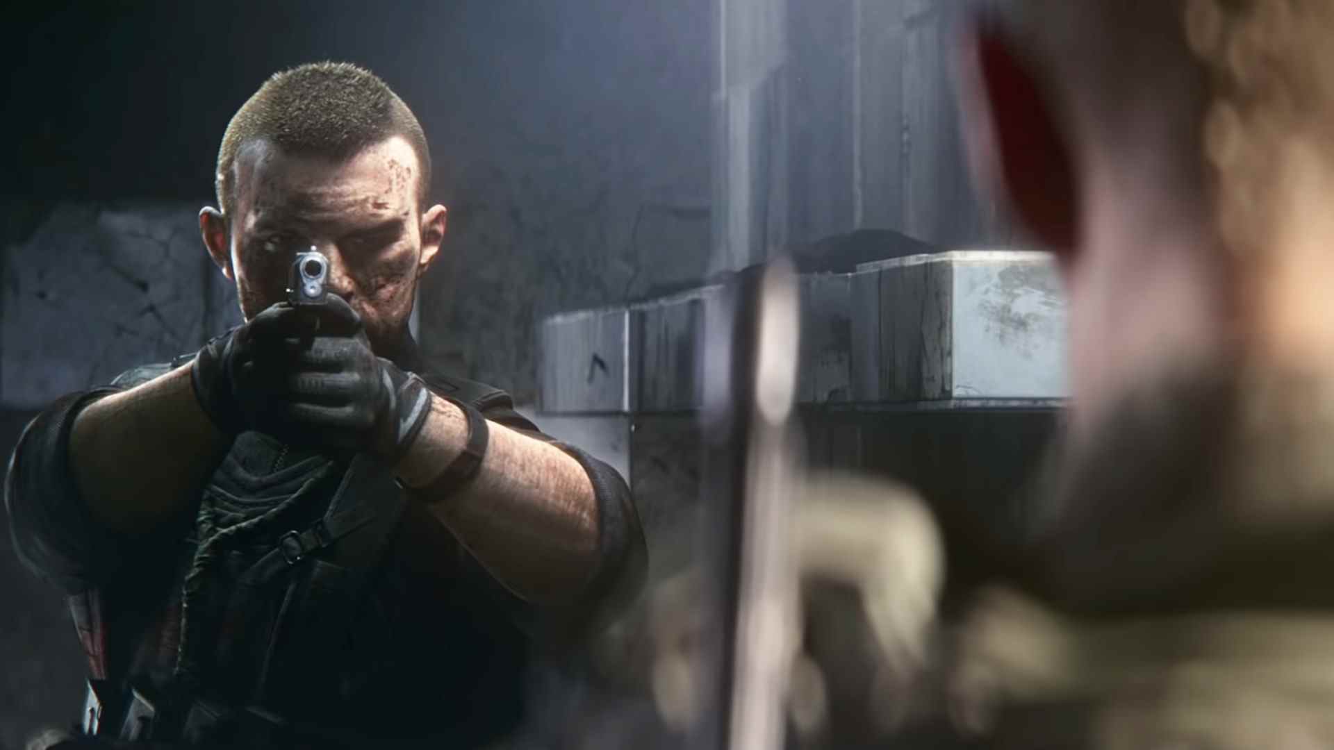 Un personnage d'Escape From Tarkov pointe une arme sur un soldat dans une cinématique